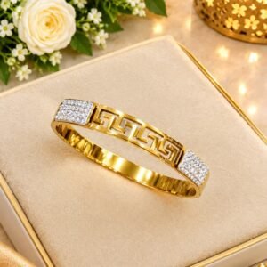 Gold bracelet for women with geometric design and crystal details